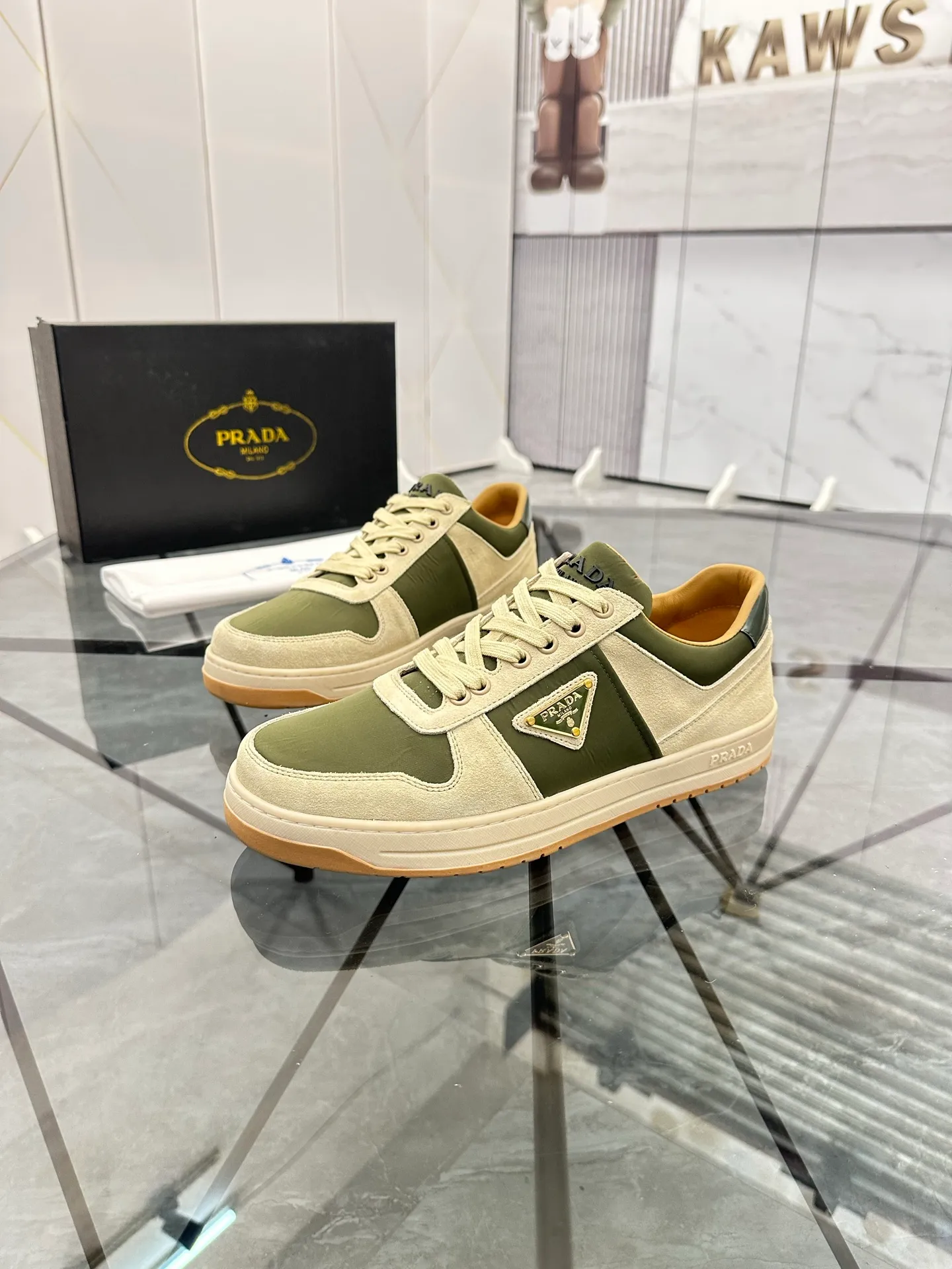 Men's shoes: 💰P420¥ Product trademark: Prada *"Prada*" low-top casual shoes Regular size: 38-44 (can be customized to 45) Product materials: imported cowhide upper with original fabric, breathable lining, original outsole. Number: 020
